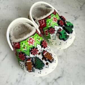 Crocs Classic Clog Fuzzy Lined Christmas Print with Charms – Toddler 5